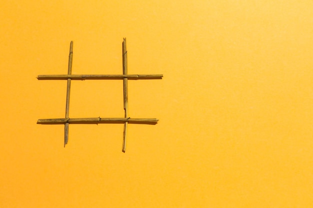 Hashtag teken op oranje achtergrond zomer inhoud op de website met zoekwoorden vrije ruimte voor tekst