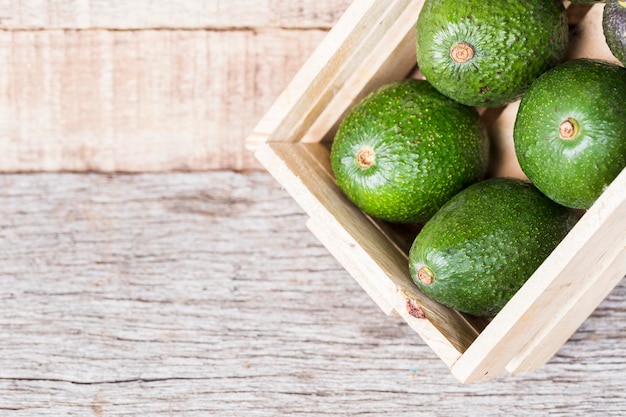 Photo hass avocado fruits on wooden background