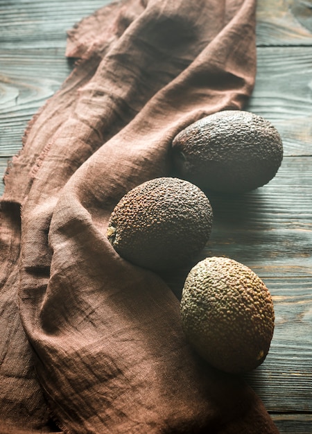 Hass-avocado's op de houten achtergrond