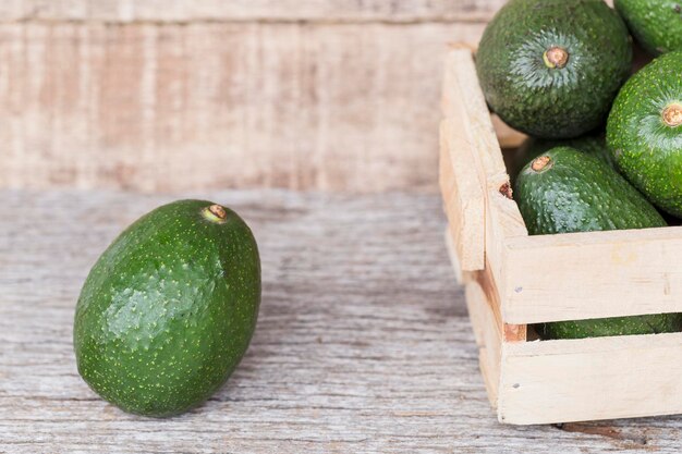 Hass avocado vruchten op houten achtergrond