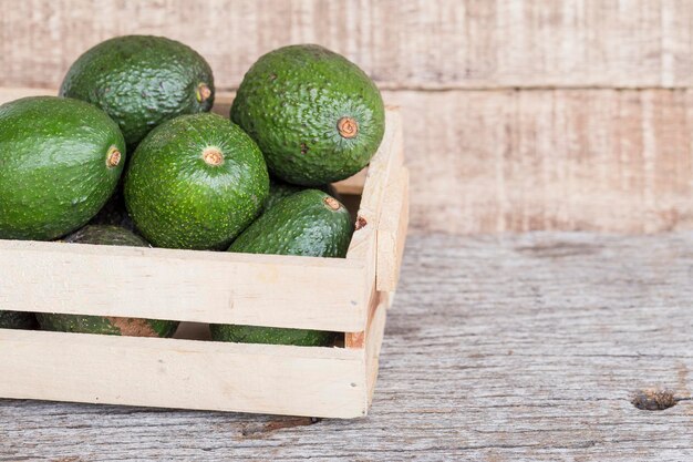 Hass avocado vruchten op houten achtergrond