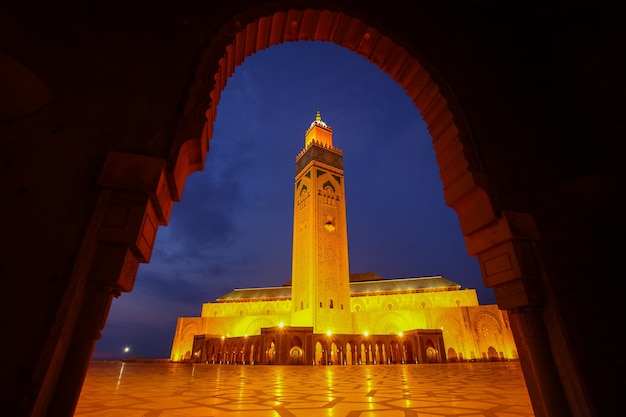 Photo hassan ii mosque during the twilight in casablanca, morocco