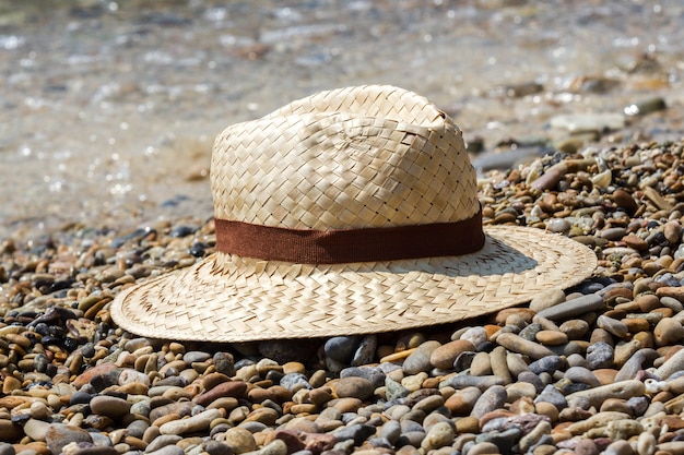 해변에서 모자