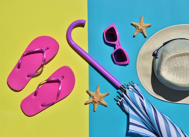 Photo a hat, a hat, a pair of flip flops, a hat, and a starfish are on a blue and yellow background.