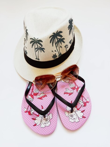 Photo hat sunglasses and beach slippers