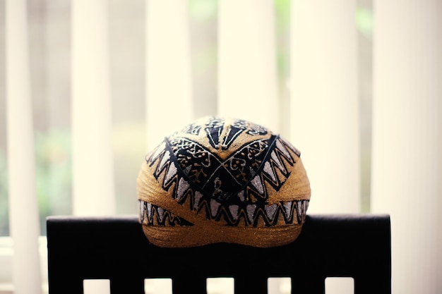 Photo the hat used in javanese weddings called blangkon