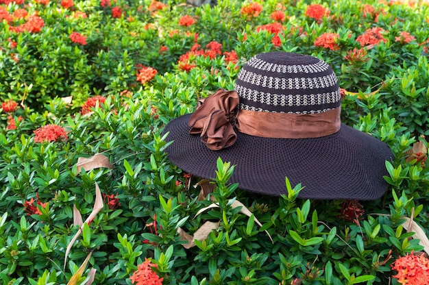 Cappello intrecciato a mano su foglie verde natura sfondo cappello da donna paglia