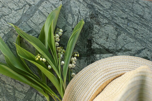 谷の白いユリの花束と帽子