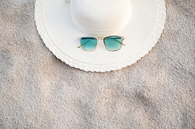 Cappelli e occhiali si trovano sulle spiagge del mare blu del mare in una giornata limpida