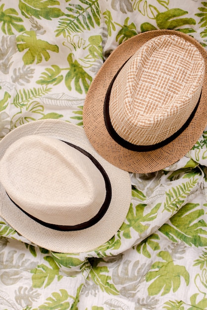 Foto cappelli su tessuto di mussola stampa foglie leaf