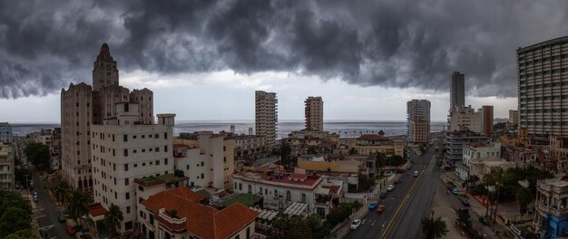 劇的な嵐の雲の間のキューバのハバナ市の首都