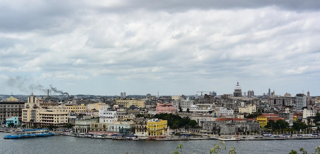 Гавана, Куба, 27 марта 2019 г. Вид на Старый город через залив с крепости Морро