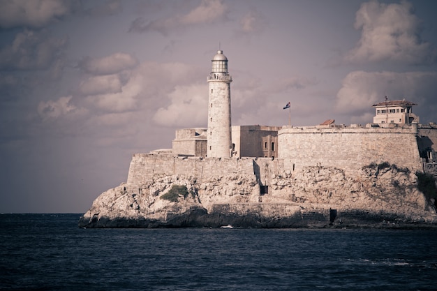 Havana. Uitzicht op het fort El Moro en de vuurtoren