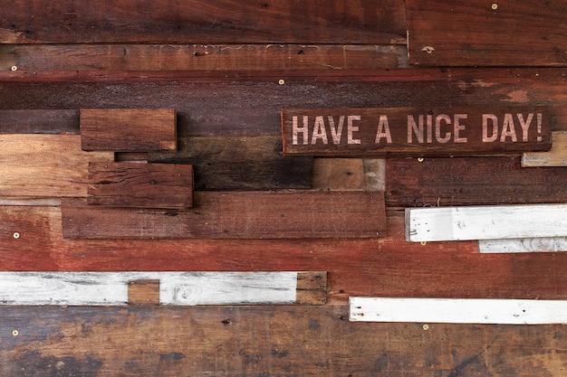 иметь приятное сообщение дня на фоне деревянных стен