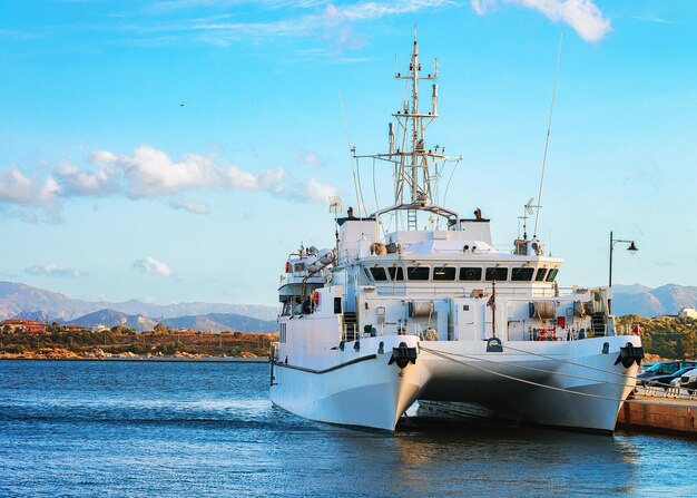 Haven met luxe schip in Olbia, Sardinië, Italië