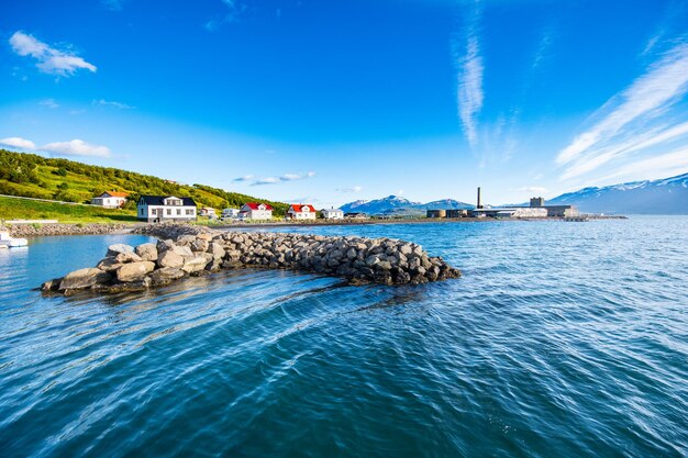 Haven van het dorp Hjalteyri in Noord-IJsland