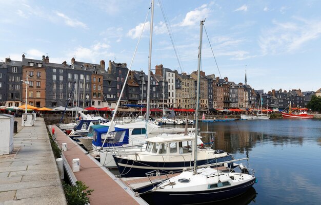 Foto haven van honfleur in normandië frankrijk kleur huizen en hun weerspiegeling in het water