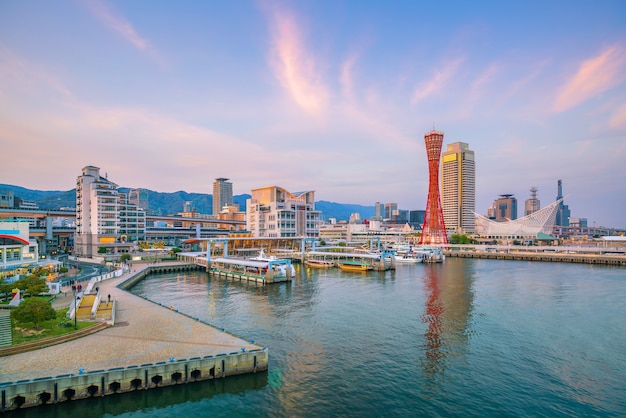Haven van Kobe skyline in Japan bij schemering