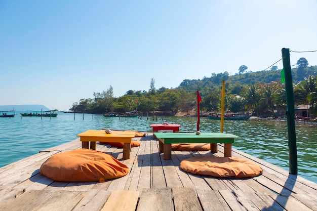 Haven van Koh Rong met lege tafel en stoelen op de Pier Cambodja