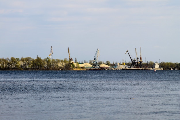 Havenkranen bij vrachthaven aan de rivier de Dnjepr in Kremenchug, Oekraïne