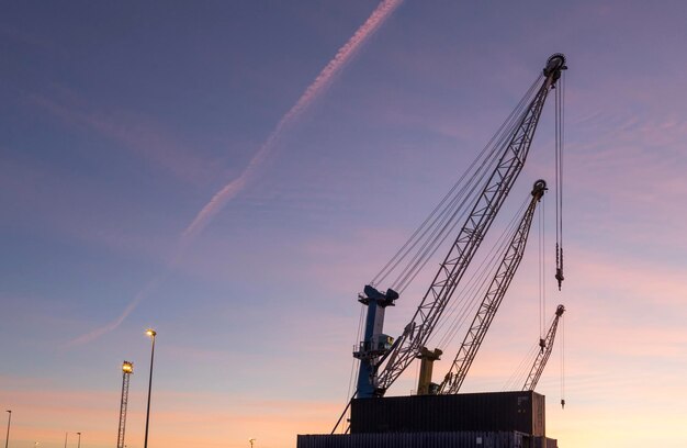 Havenkranen en containers bij zonsopgang Puerto de Sagunto Valencia Spanje