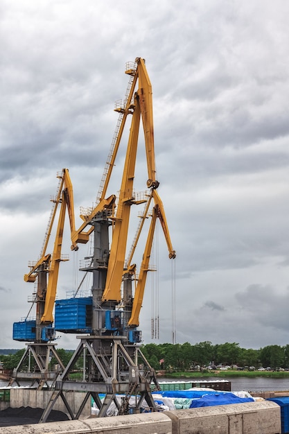 Havenkranen op de achtergrond van een bewolkte hemel natuurlijk licht