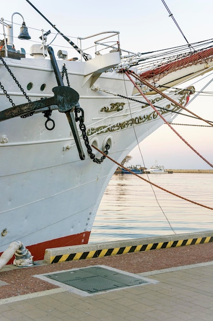 Havenpier met schip en torengebouw