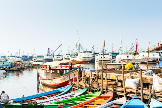 Havenschip en bootdokken in djakarta, indonesië