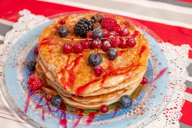 Haver en bananen pannenkoeken met bessen