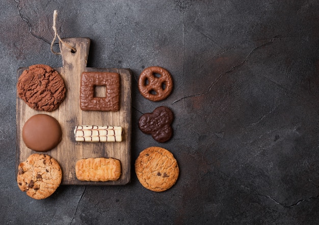 Haver en chocolade koekjes selectie op houten bord op stenen keuken