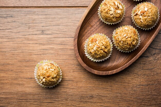 Haver laddu of Ladoo ook wel bekend als Protein Energy balls. geserveerd in een bord of kom. selectieve focus