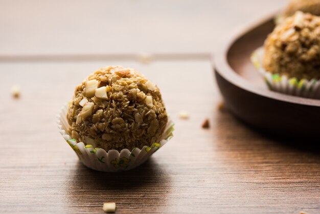 Haver laddu of Ladoo ook wel bekend als Protein Energy balls. geserveerd in een bord of kom. selectieve focus