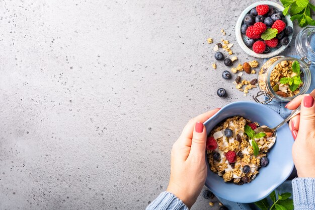 Havergranola met bessen en yoghurt