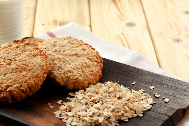 Haverkoekjes en havervlokken op houten oppervlak