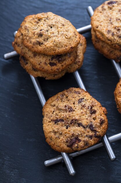 Haverkoekjes met chocolade op keramiek