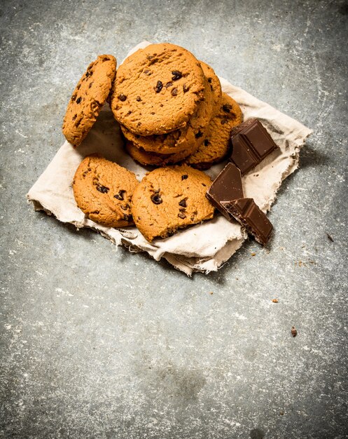 Haverkoekjes met chocoladestukjes. Op de stenen tafel.