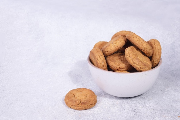 havermeel koekjes in een witte keramische beker kopie ruimte