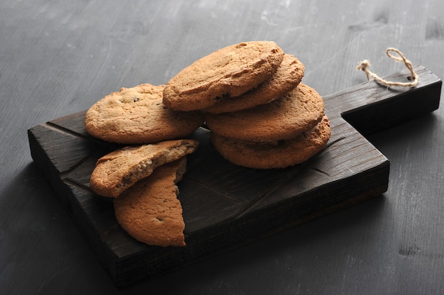 Havermeelkoekjes op een houten rustieke raad