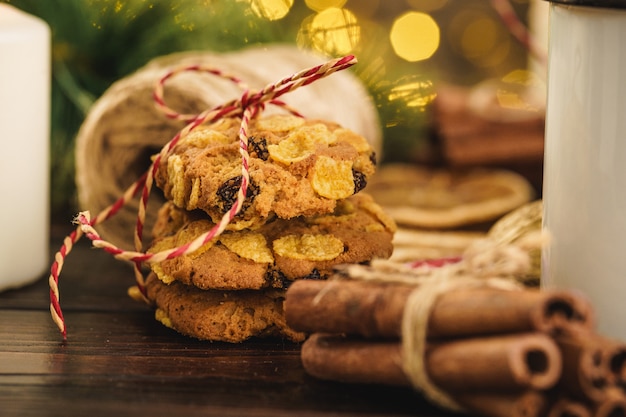 Havermeelkoekjes op oude houten met pijpjes kaneel en decoratie