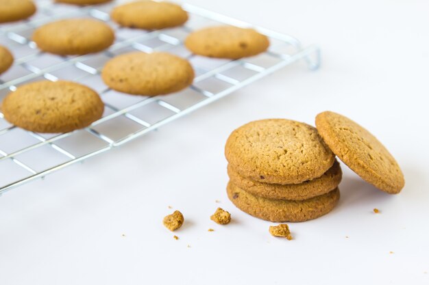 Havermeelkoekjes op witte achtergrond