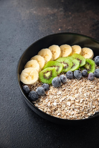 havermout bowl fruit ontbijt groente melk lactosevrij banaan kiwi berrie bosbes