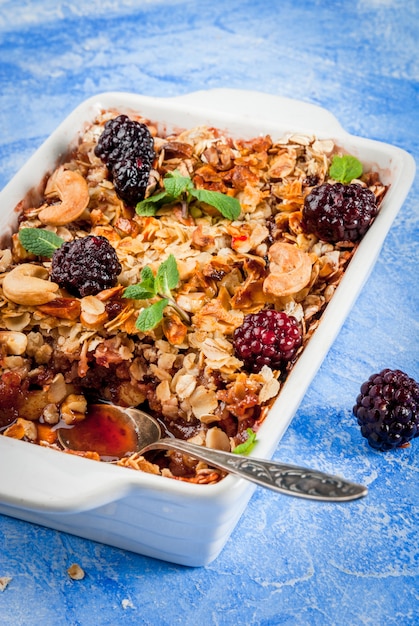 Foto havermout crumble met cashewnoten, bramen en muntblaadjes