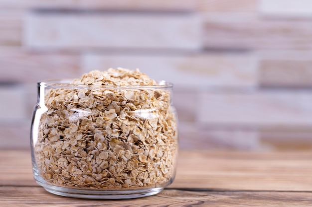 Havermout in een glazen pot op een houten tafel