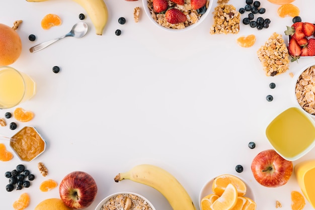 Havermout in kommen met fruit en bessen op lichte lijst