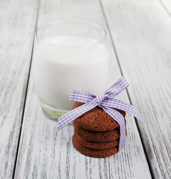 Foto havermout koekjes en een glas melk