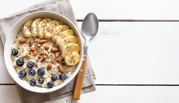 Foto havermout met banaan bosbessen amandelen en honing gezonde voeding vegetarische voeding ontbijt