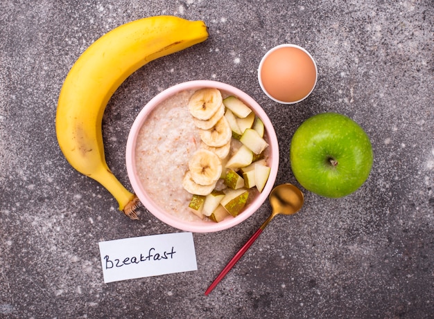 Havermout met fruit en gekookt ei