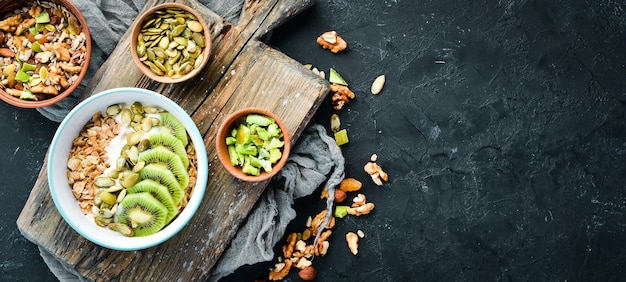 Havermout met kiwi en pompoenpitten Bovenaanzicht Vrije ruimte voor je tekst