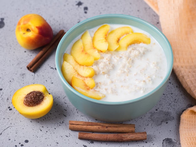 Havermout met melk en een perzik of nectarine en kaneel