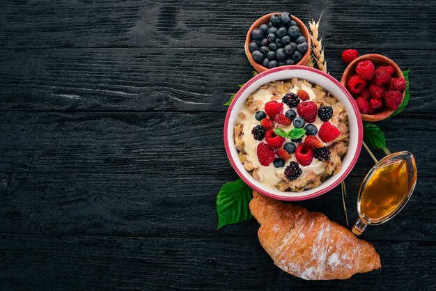 Havermout met yoghurt en bessen Gezonde voeding Op een houten achtergrond Bovenaanzicht Vrije ruimte voor tekst